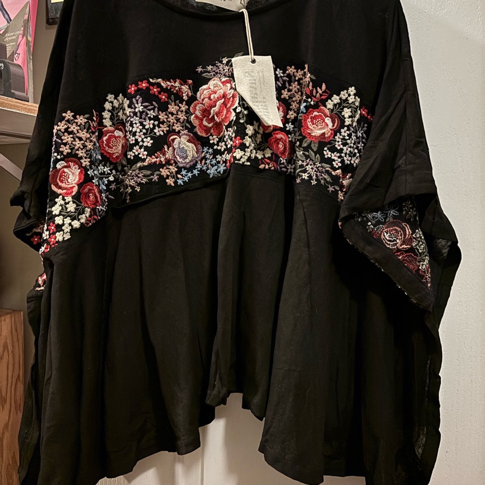 Savannah Jane Wowmens size M/L Black Embroidery Detail Short Sleeve Knit Top